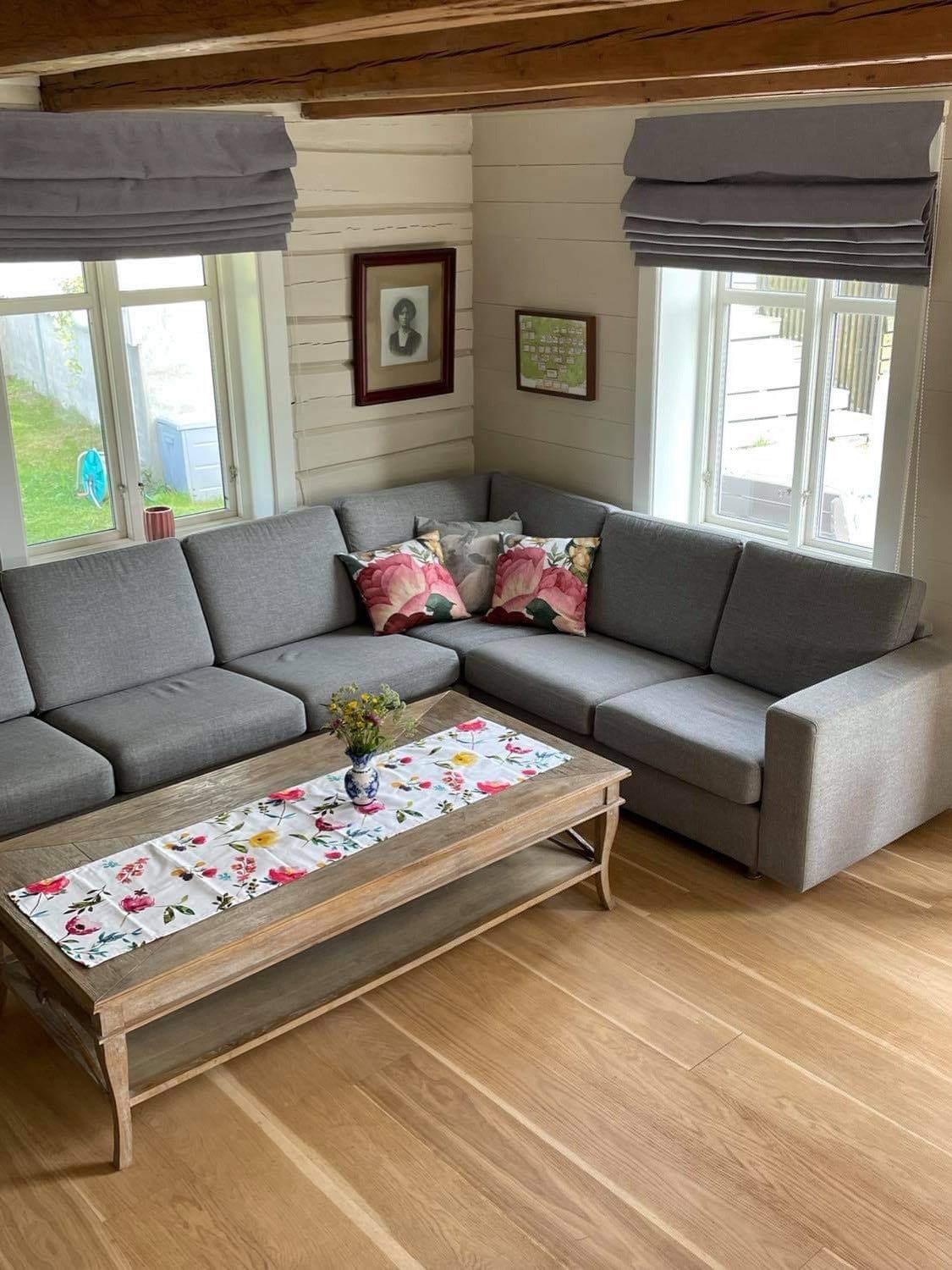 Plass til mange i sofaen i hovedhuset Galleribilde