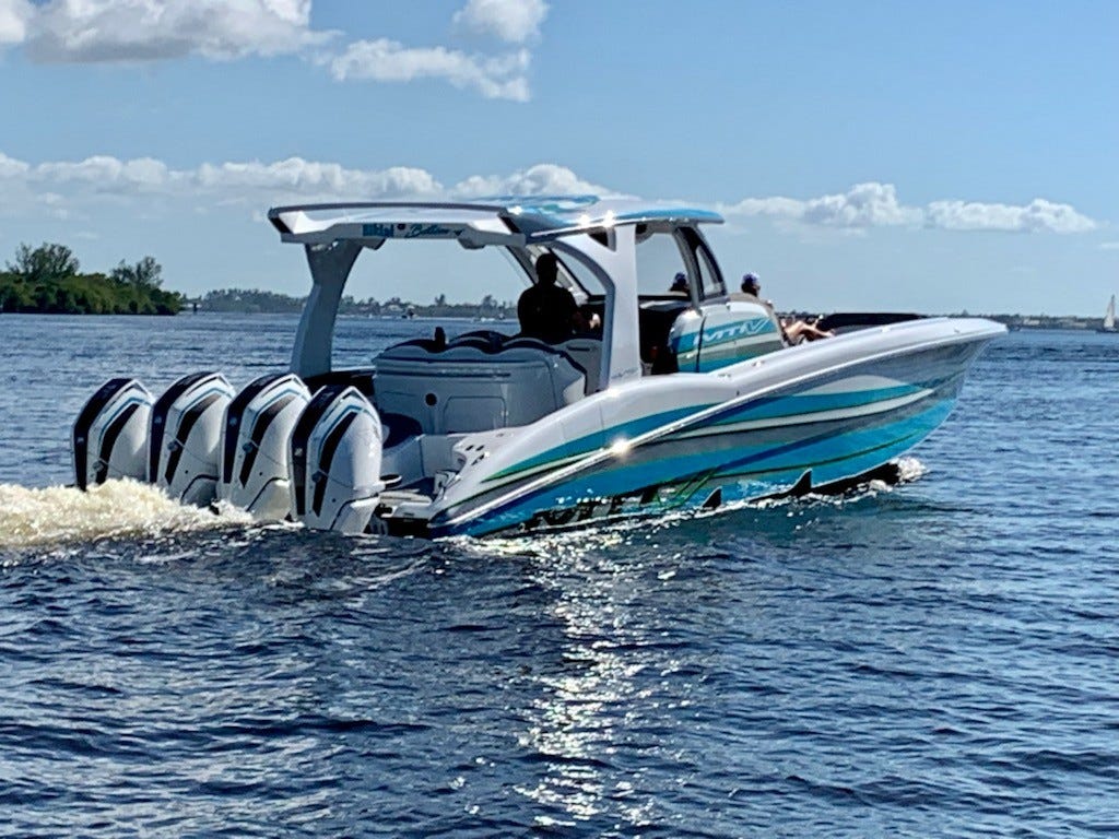 Spenstige båter ute på sjøen Galleribilde