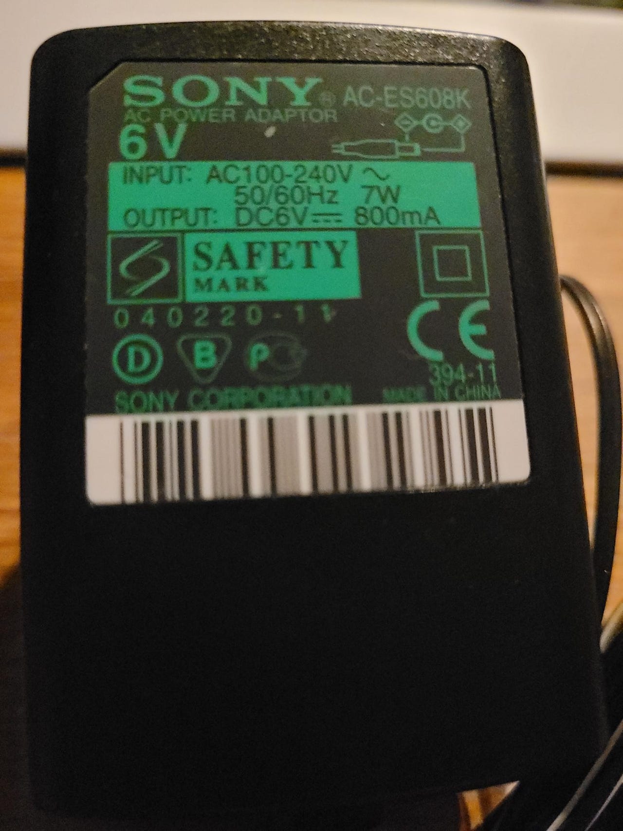 Alimentatore Sony AC-ES608K: Presa Maschio, Aperto Ma Mai Usato. Il Ricambio Originale Per Alimentare I Tuoi Dispositivi Sony Senza Pensieri.