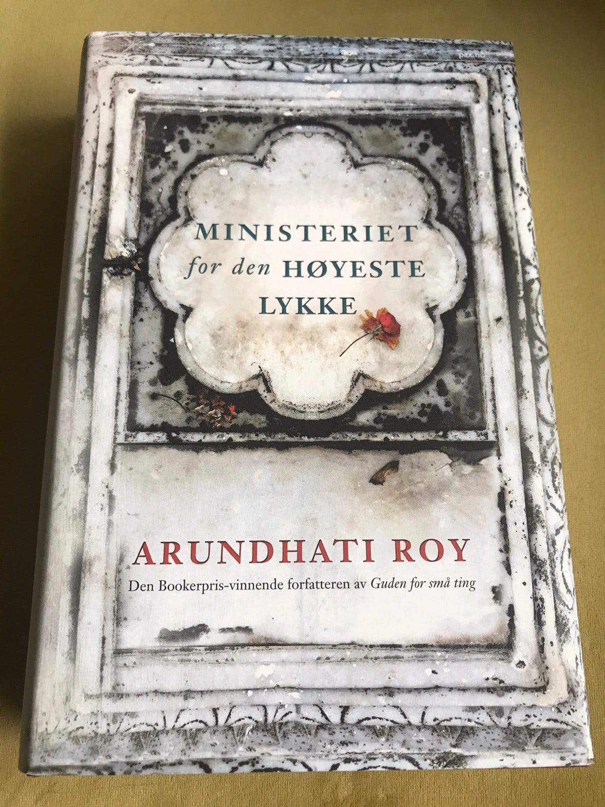 Roman - Arundhati Roy | FINN-torget