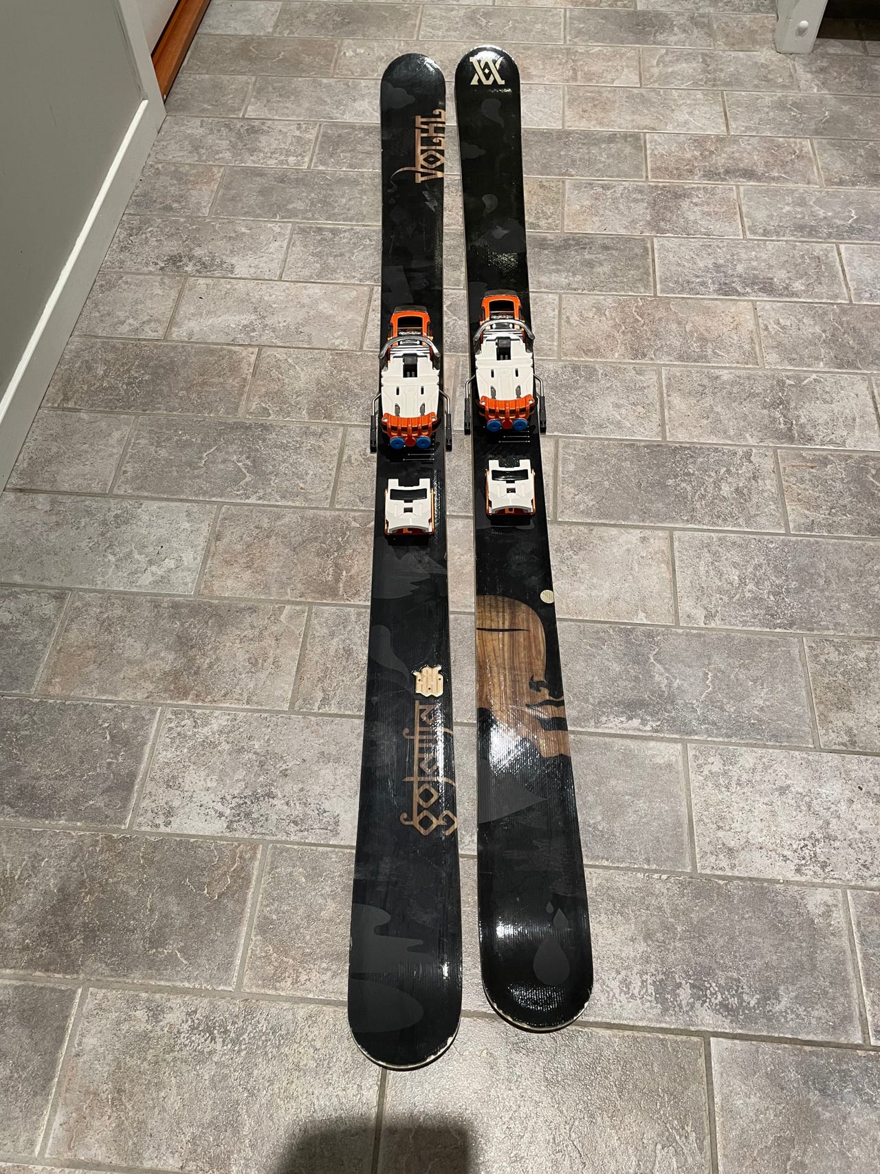 Volkl Gotama med Rottefella NTN binding. FINN