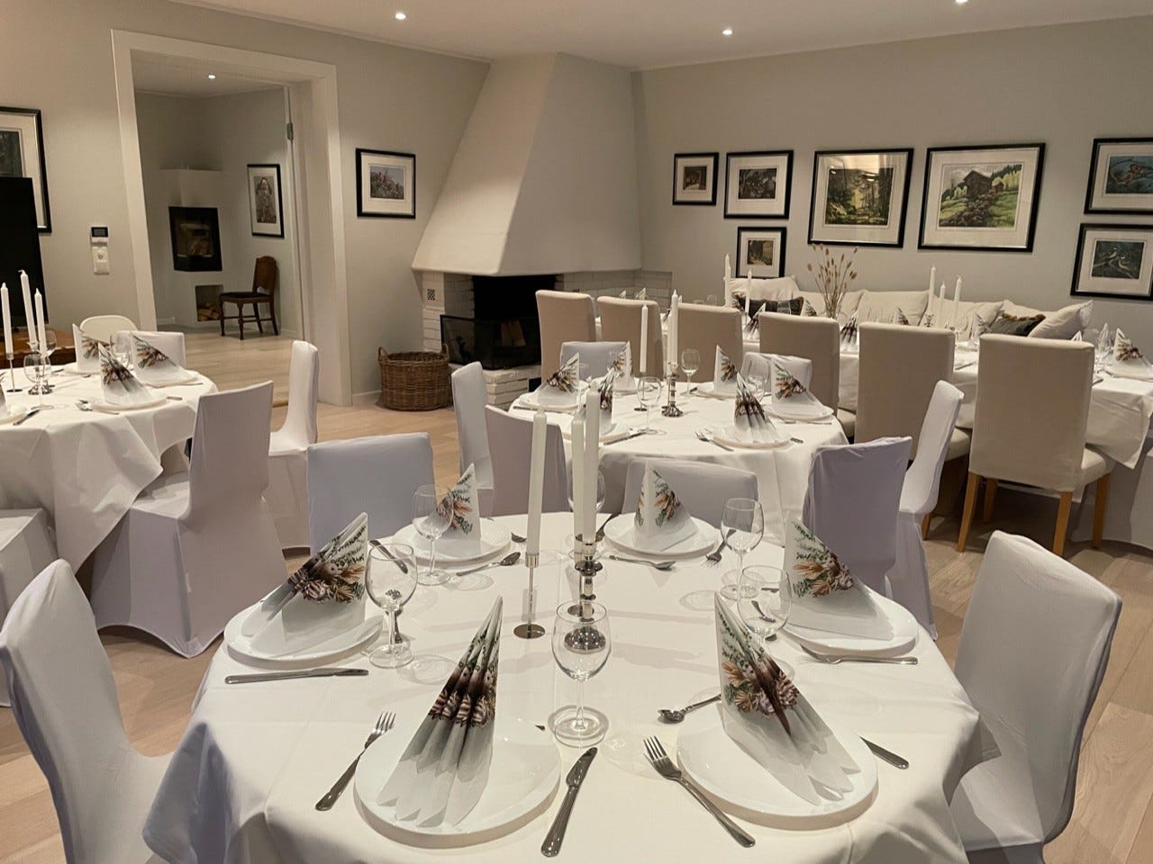 Mulighet for selskap med oppdekking til 30 personer i peisestuen, leie av bord og stoler på forespørsel. Galleribilde
