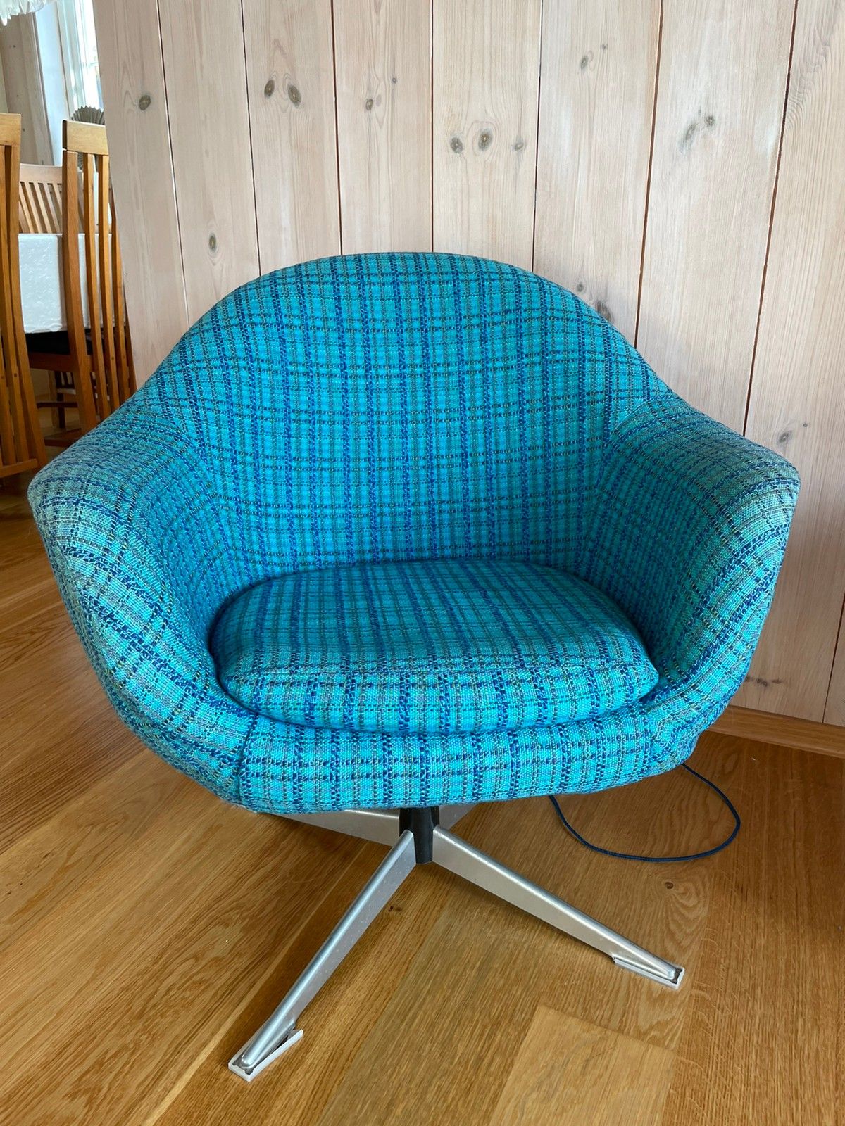 Stol med sving i retrostil | FINN.no
