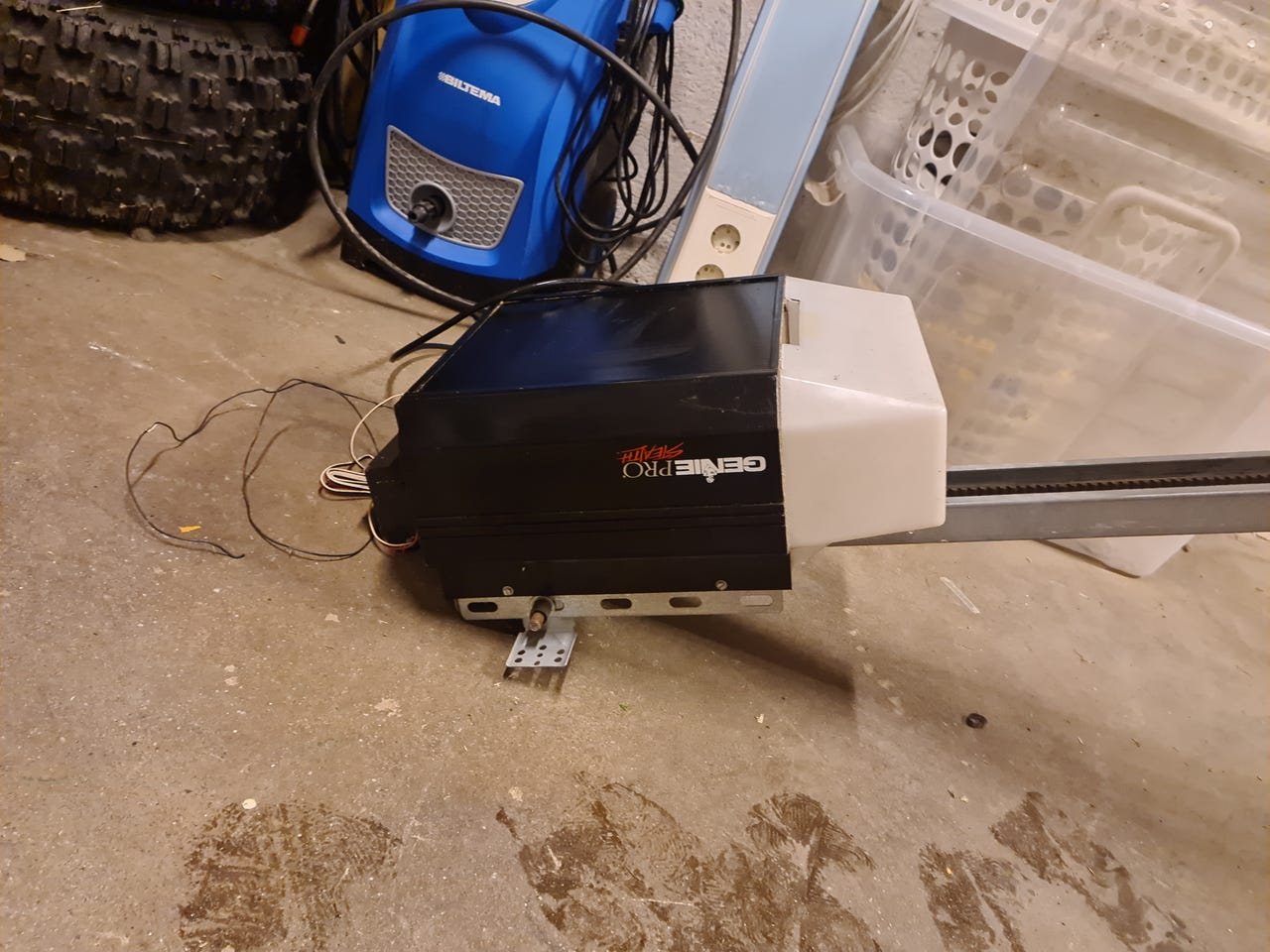 Eldre Genie PRO stealth garasjeport åpner,virker som den skal. FINN