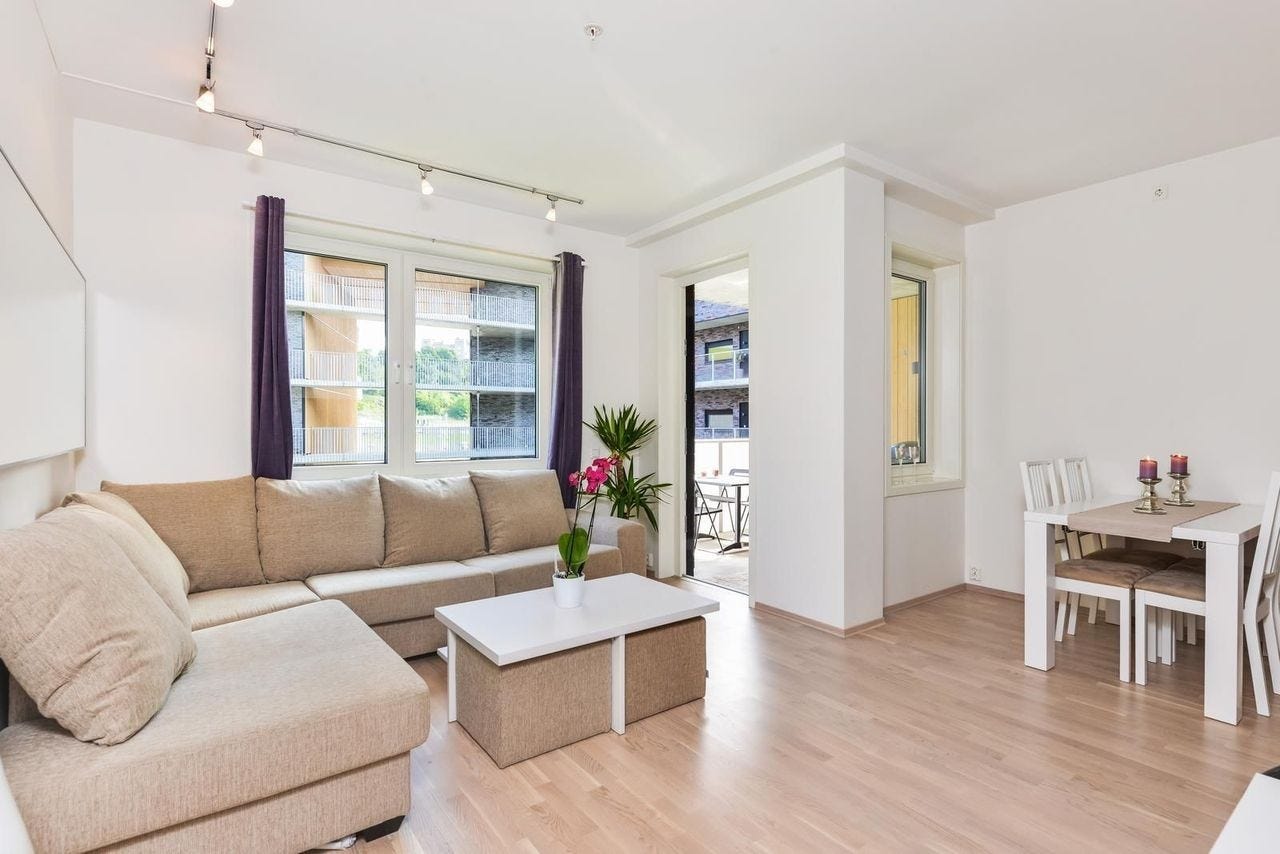 Fin og nyrenset sofa med bord og to puffer selges billig 220*270*90dyp