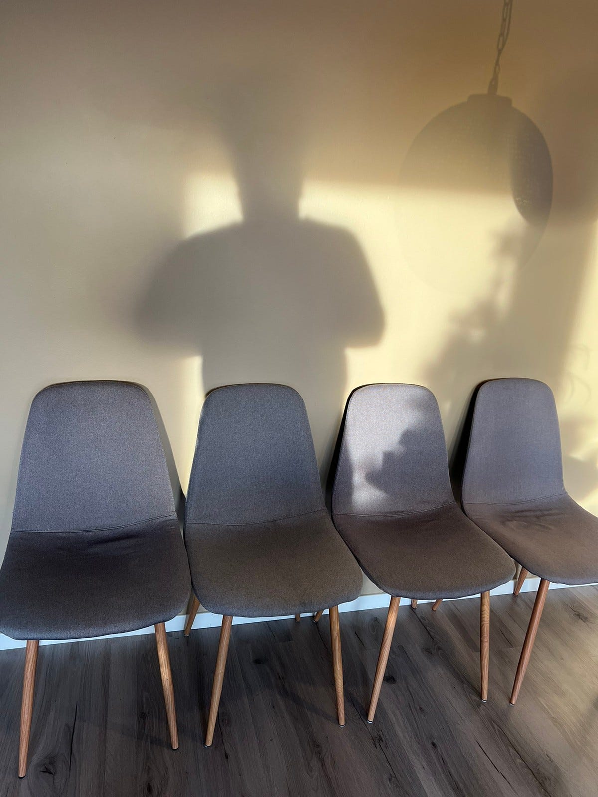 Spisestoler. 4 stk. Grå med brune bein. Kjøpt på jysk. FINN.no