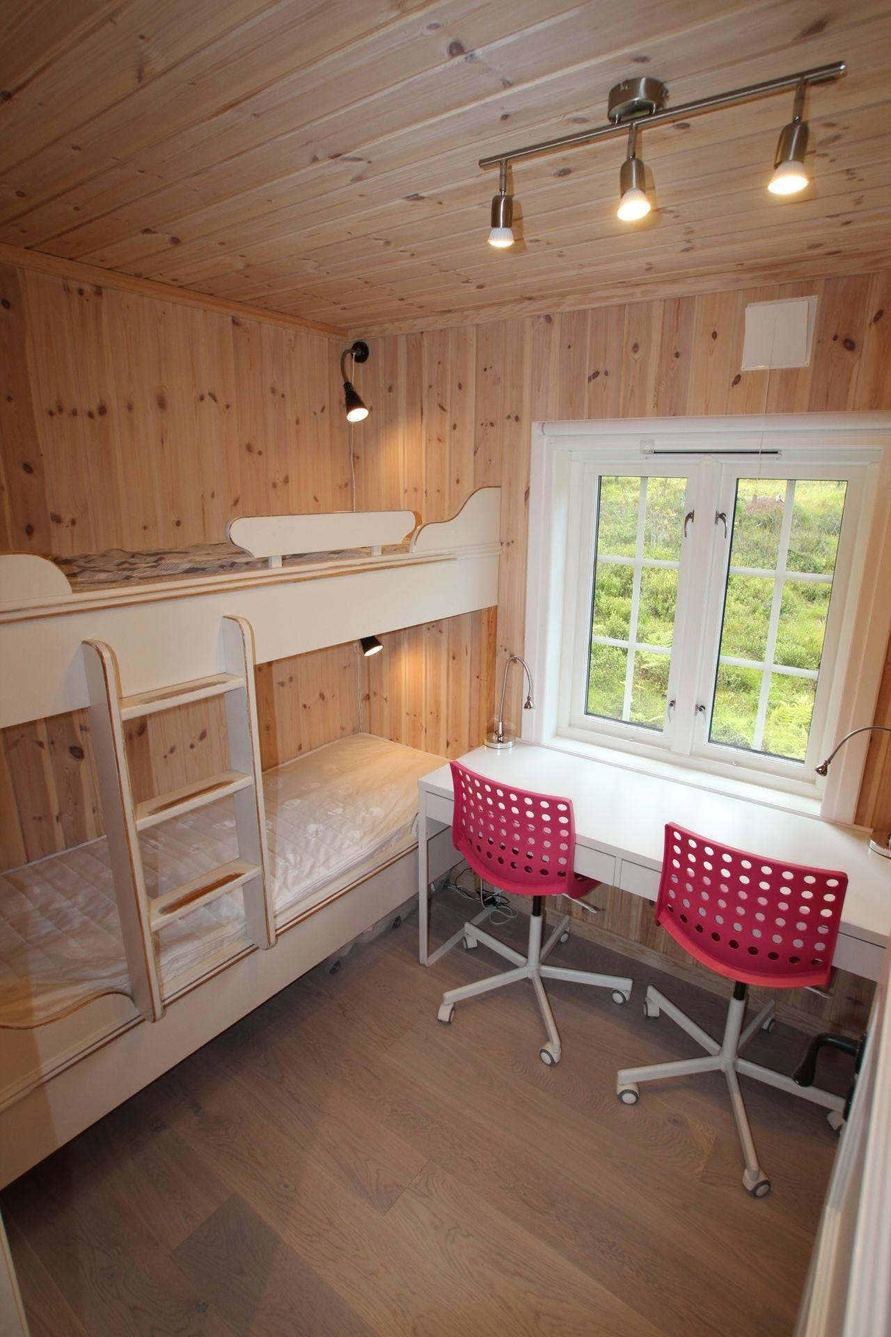 Soverom 2 i 1.etg. Merk: bord og stoler på bildet er fjernet. Galleribilde