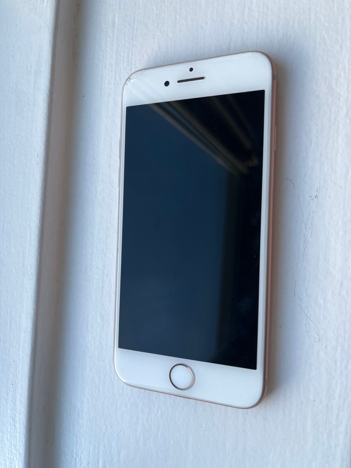 Pent brukt iPhone 8 (roségull). FINN