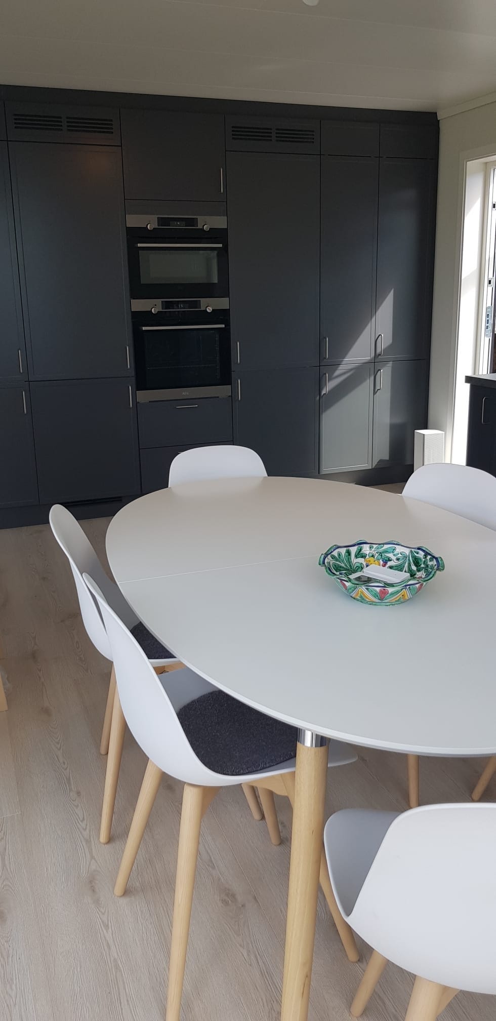 Kjøkken med balkongdør ut mot østvendt terrasse Galleribilde