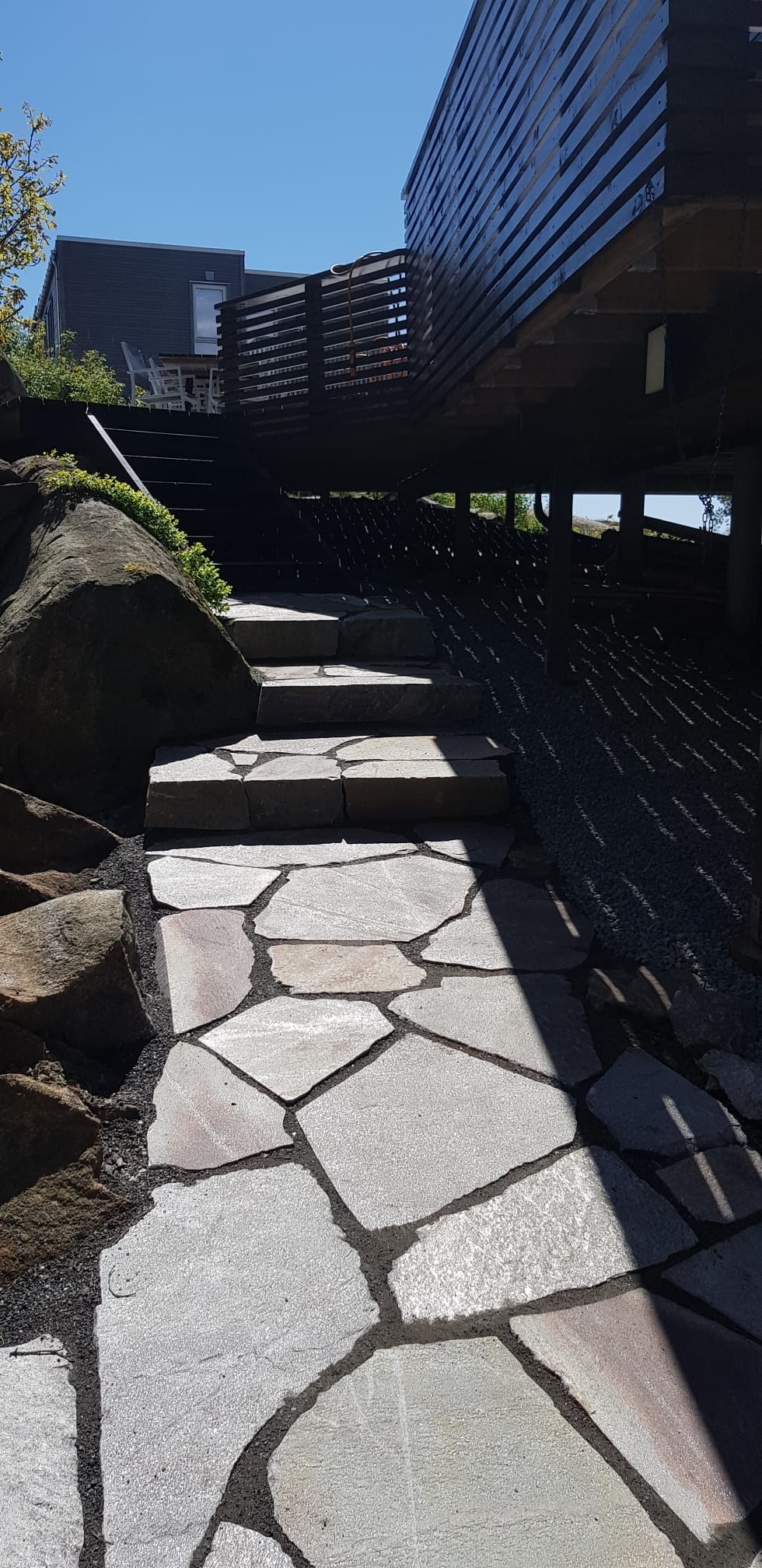 Steinlagt oppgang fra bilparkering til baksiden av huset Galleribilde