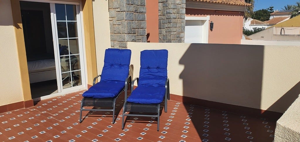 Der finnes også solsenger (oppbevares på soverommet innenfor når huset ikke er utleid) Galleribilde