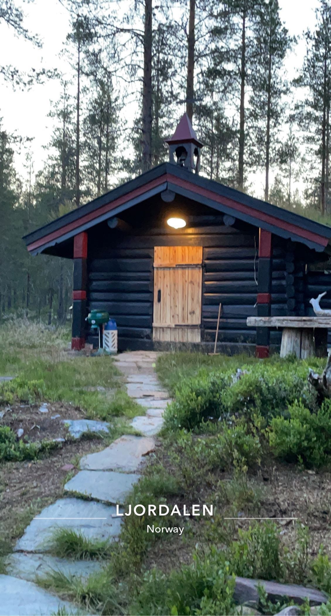 Lite ankes med stue og safa, greit til overnatting også Galleribilde