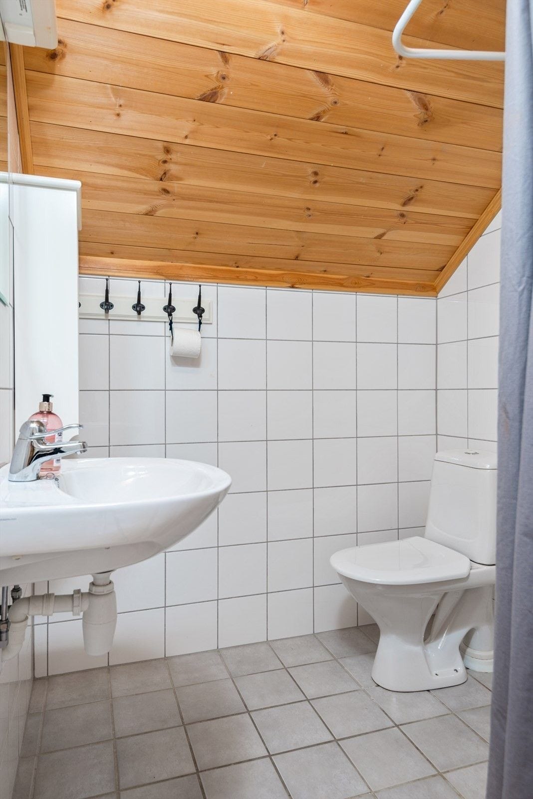 Bad i 2 etasje med vask og dusj Galleribilde