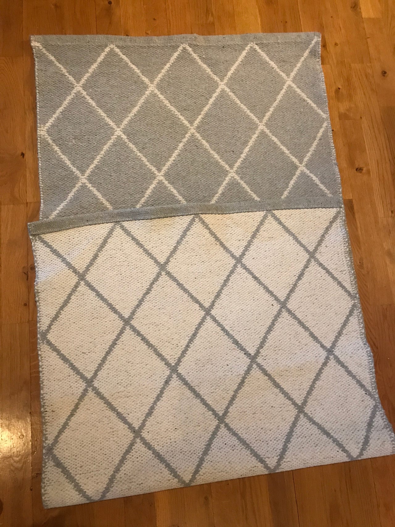 Teppe løper. Stødig stoff. Inne / ute ....160 x 70 cm. ...Pent brukt ...