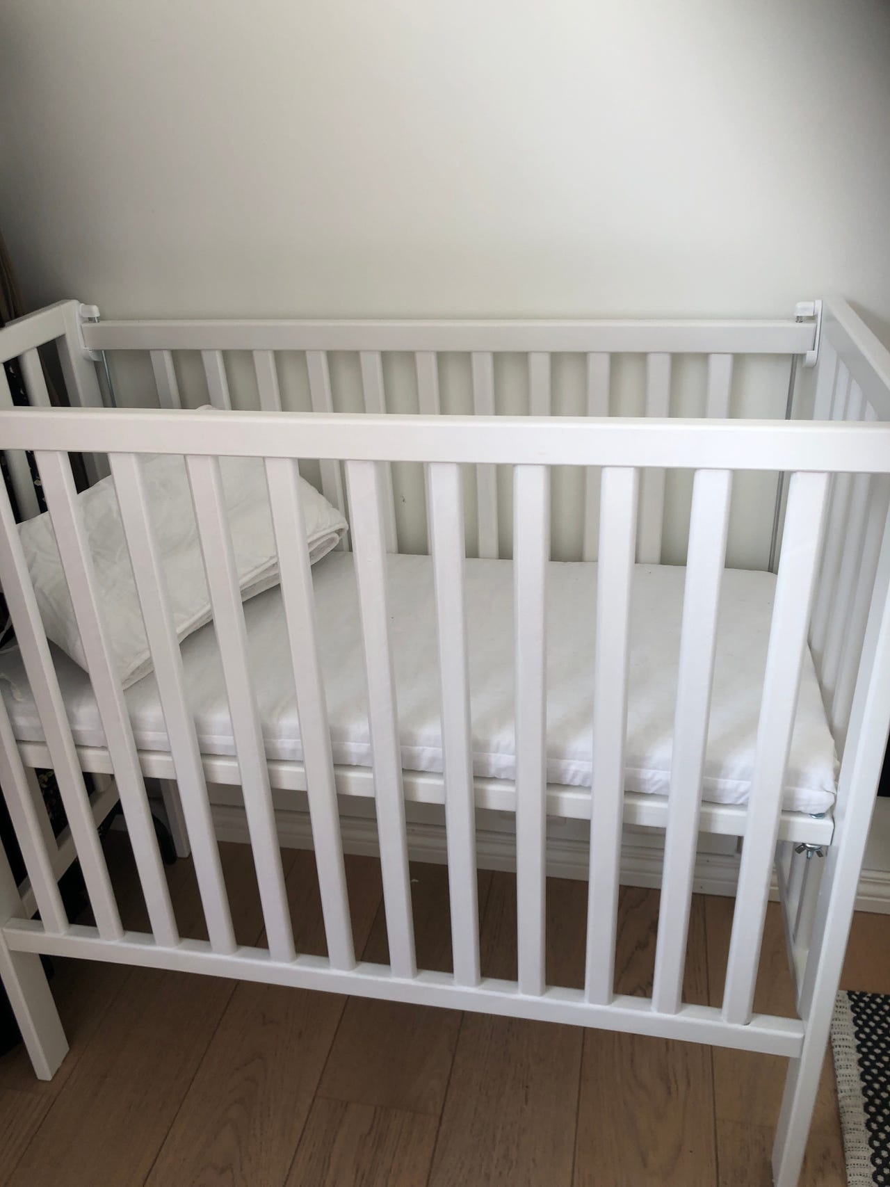 Fillikid bedside crib inkl. madrass og sengekant FINN