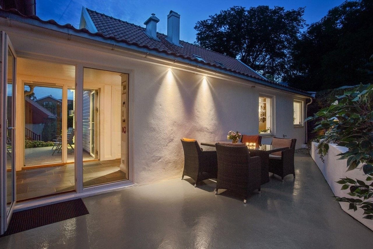 Bakgård med sittegruppe Galleribilde