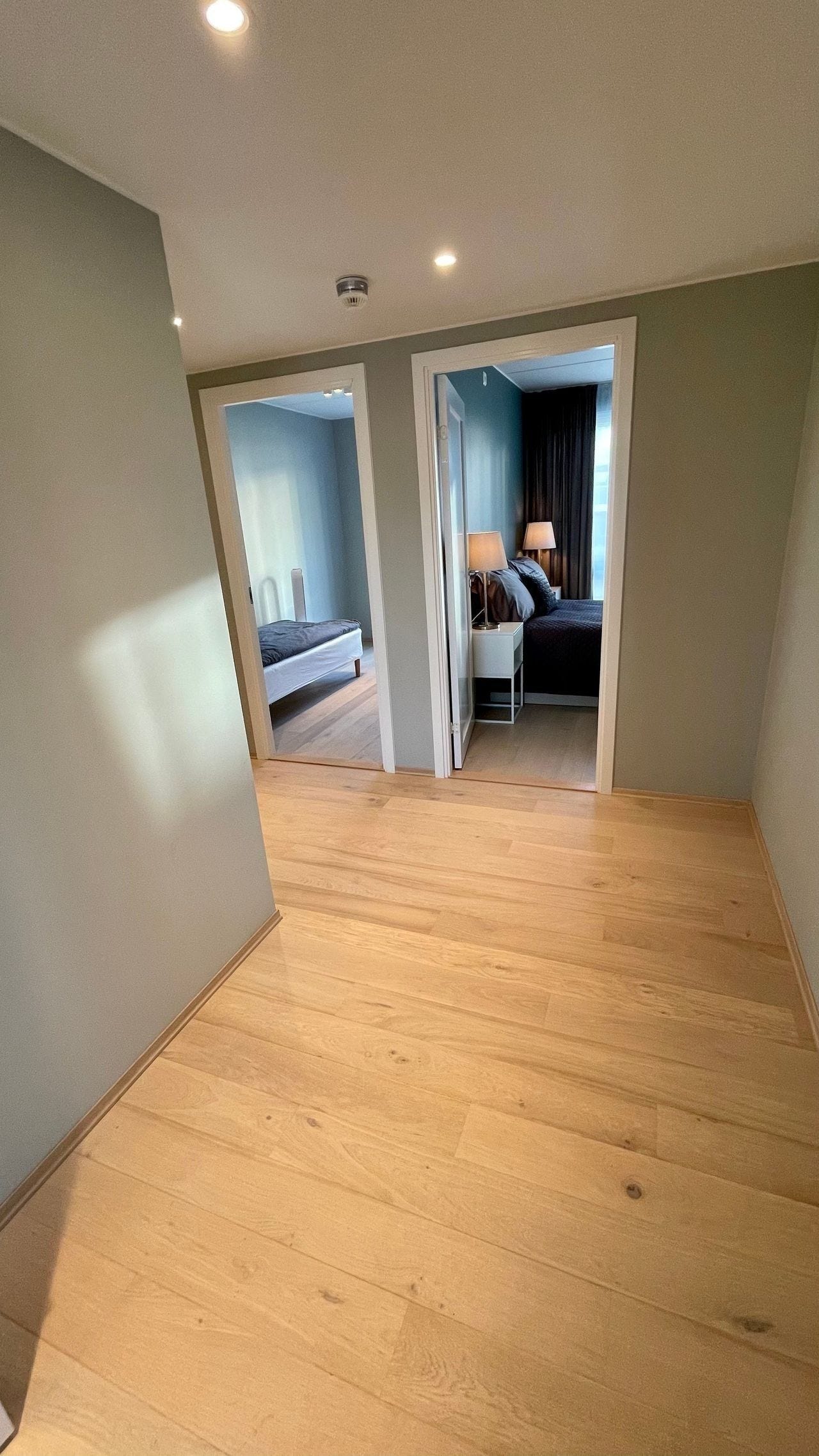 Gang (bildet tatt før skyvedørsgarderoben var satt inn. Her er det også mye oppbevaringsplass). Galleribilde