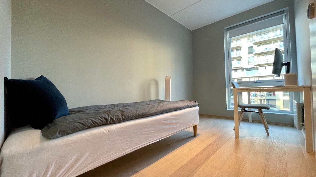 Gjesterom med enkeltseng og skrivebord. Det er også mulig å få en ekstra sengeplass ved å benytte seg av en ekstra madrass på gulvet Galleribilde
