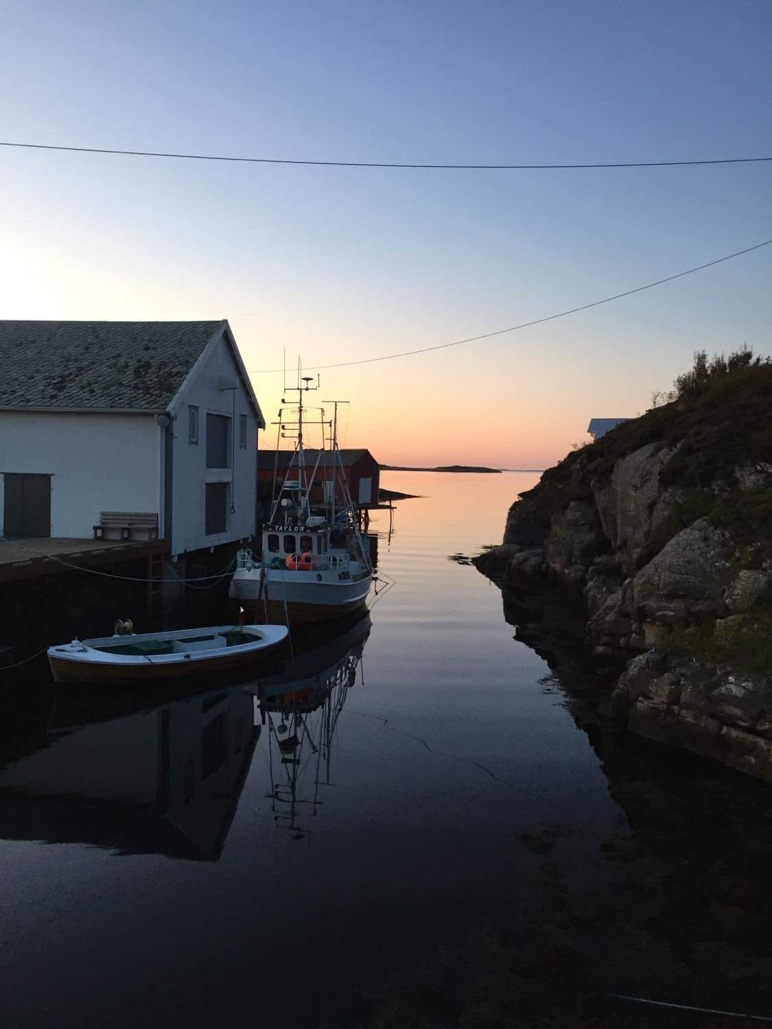 Utsikta fra hovedveien ned mot Ersholmen Brygge. Galleribilde