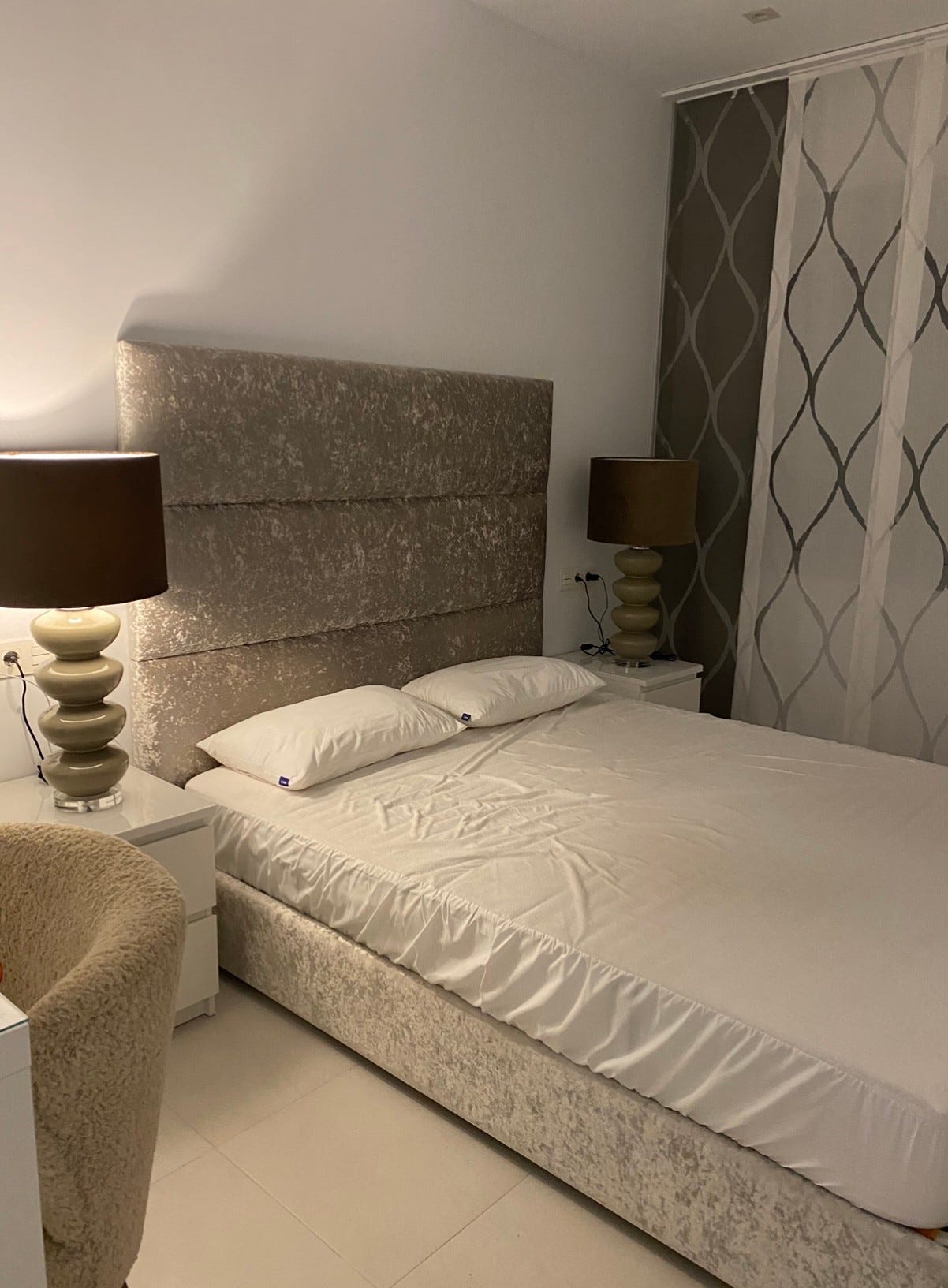 Soverom med bad og walk-in garderobe Galleribilde