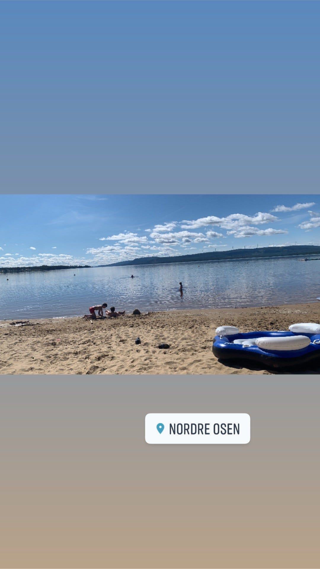 Osensjøen sandstrand med lang nydelig sandstrand og flytebrygger for store og små . Ca 50 min unna Galleribilde