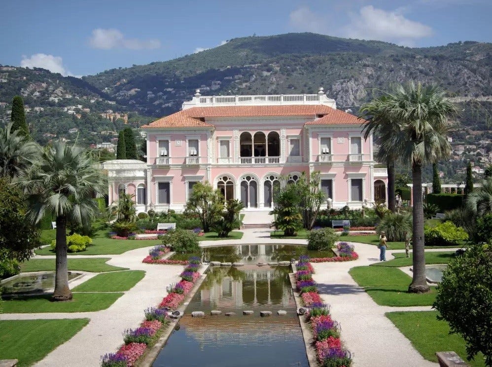 Lei en sykkel å dra til Villefranche og Cap Ferrat. Her kan du besøke slottet til Rothschild. Galleribilde