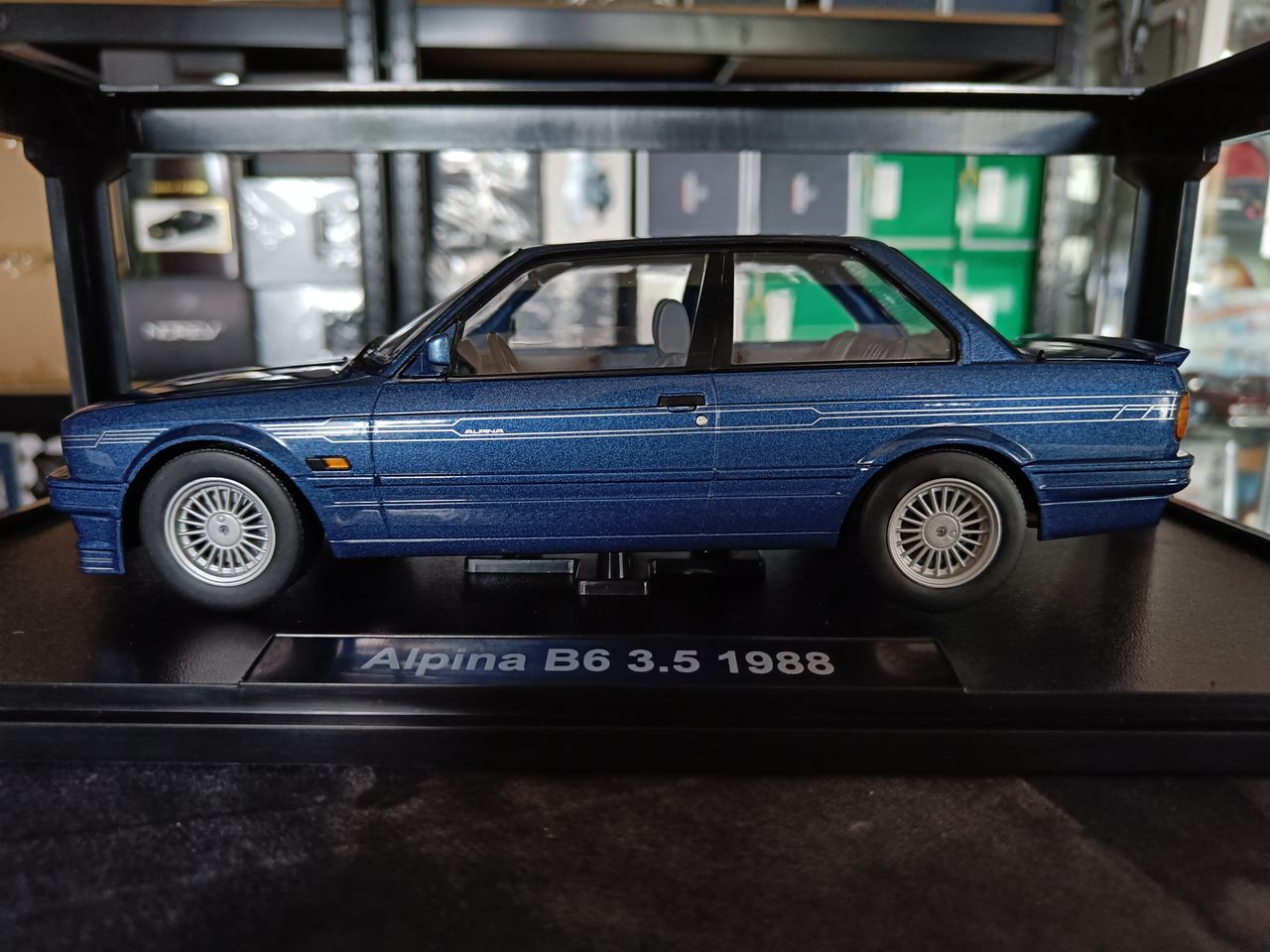 BMW Alpina B6 3.5 E30 - blå metallic 1988 modell KK-Scale skala 1