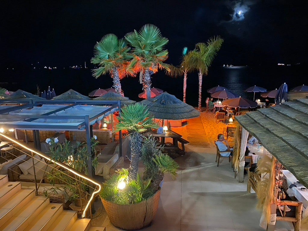 En av mange strandrestauranter Galleribilde