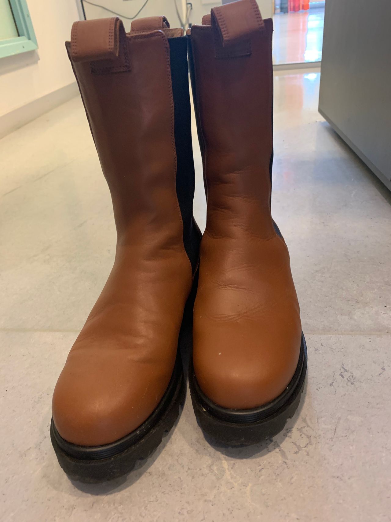 flattered boots lia