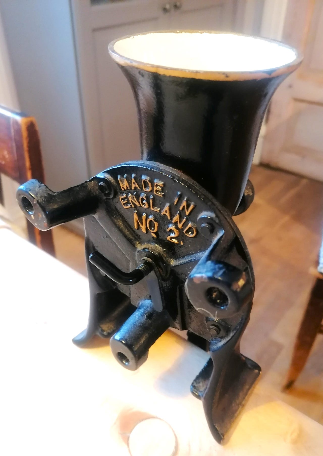 Engelsk Spong and Co LTD Coffee Grinder Nr. 2, støpejern og emalje