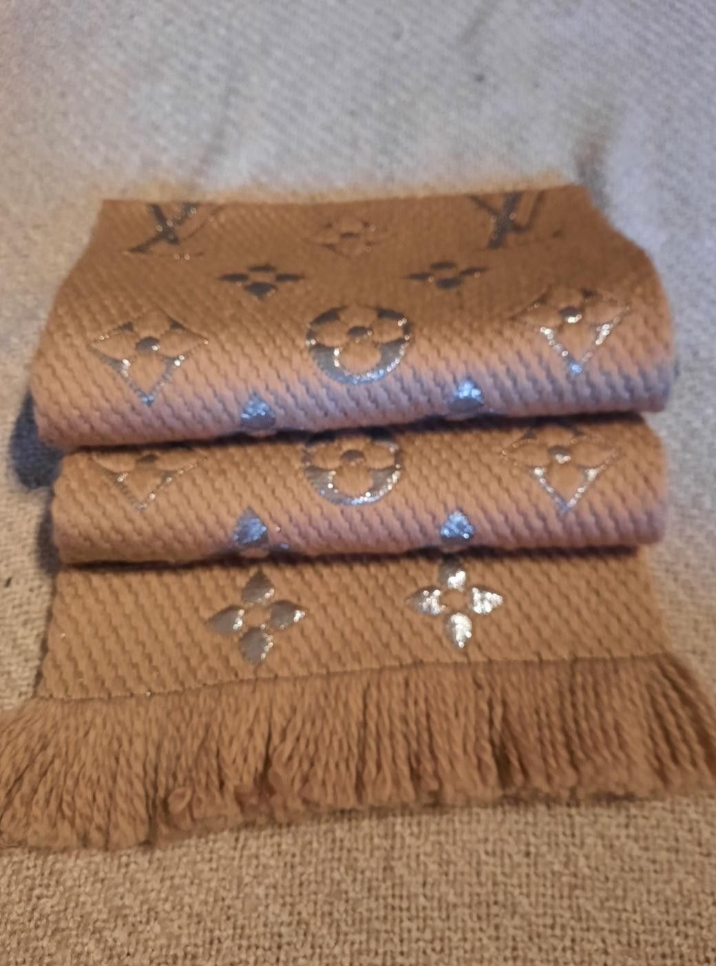 LV LOGOMANIA SHINE 頸巾(現貨/ 啡色）, 女裝, 上衣, 其他上衣- Carousell