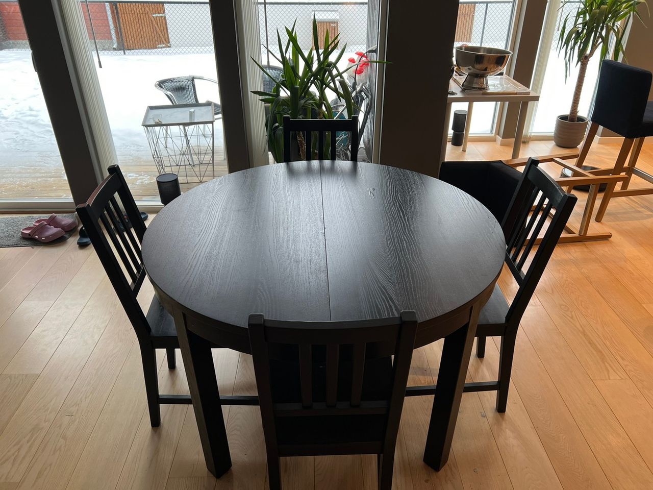 Spisebord og stoler fra IKEA Bjursta heltre rund svart FINN