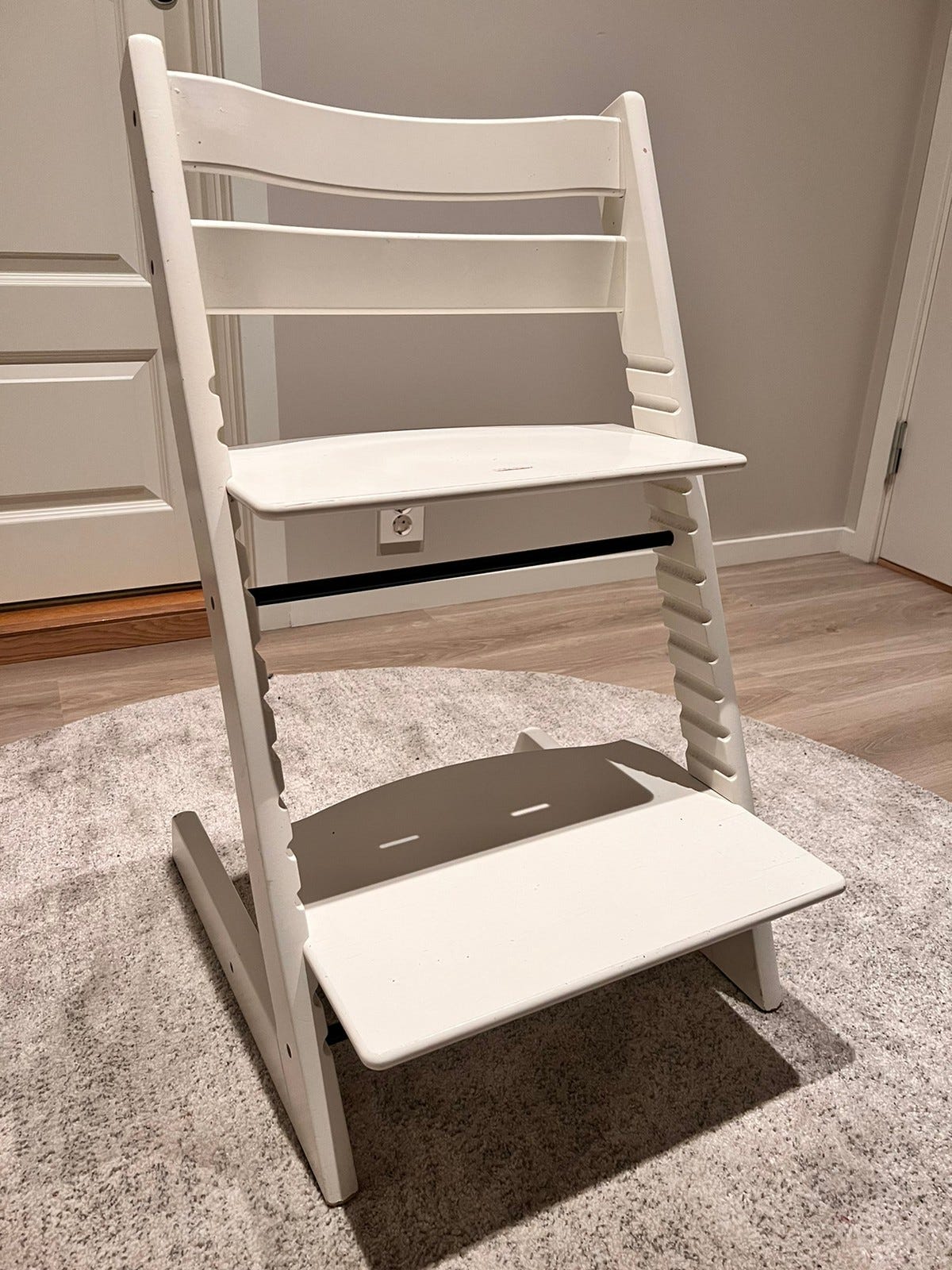 Stokke Tripp Trapp barnestol. Original hvit. Ny modell FINN