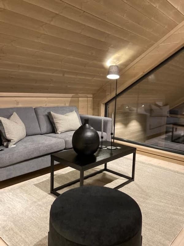 Innflytningsklar, ny og møblert moderne hytte med SKI IN/OUT på meget flott tomt!