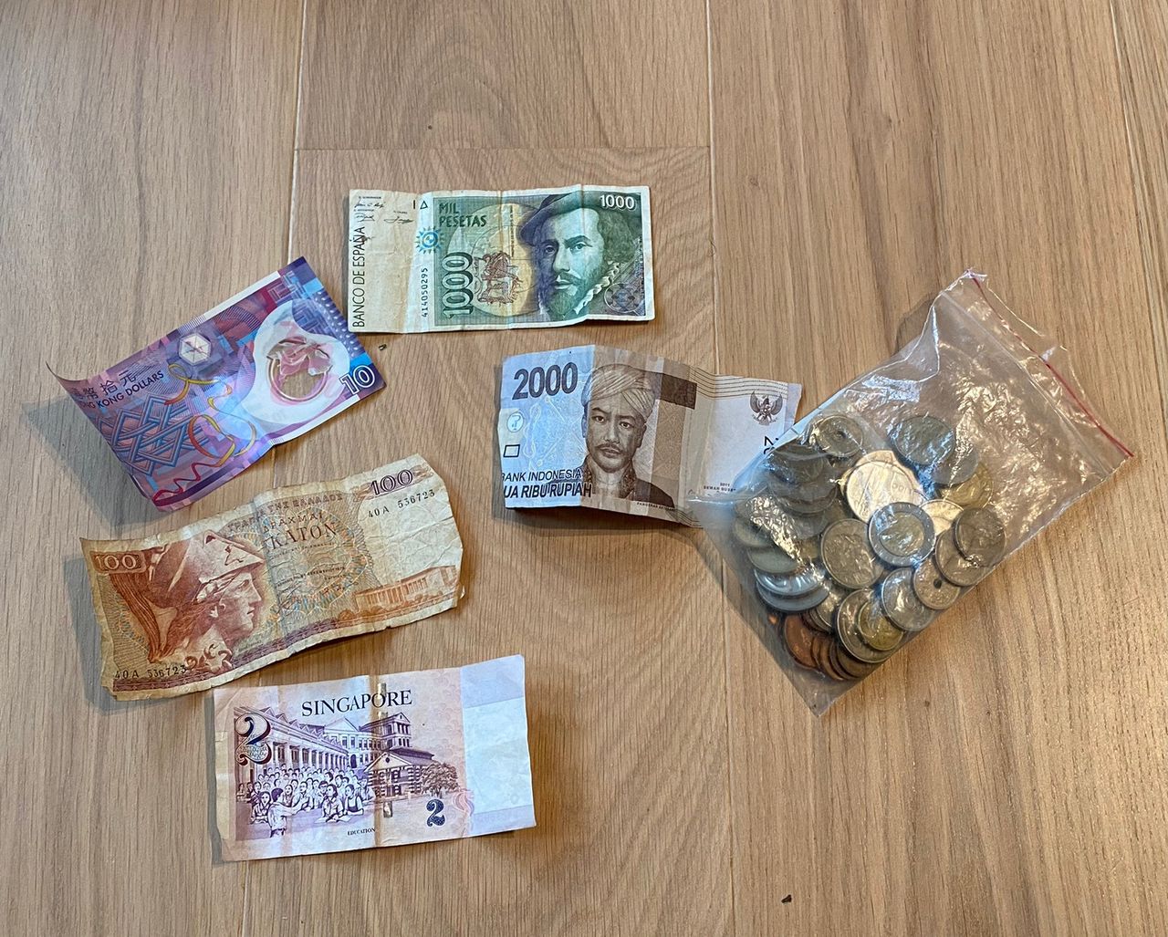 lot-mynt-og-sedler-drakmer-pesetas-nok-sek-dkk-australske-dollar