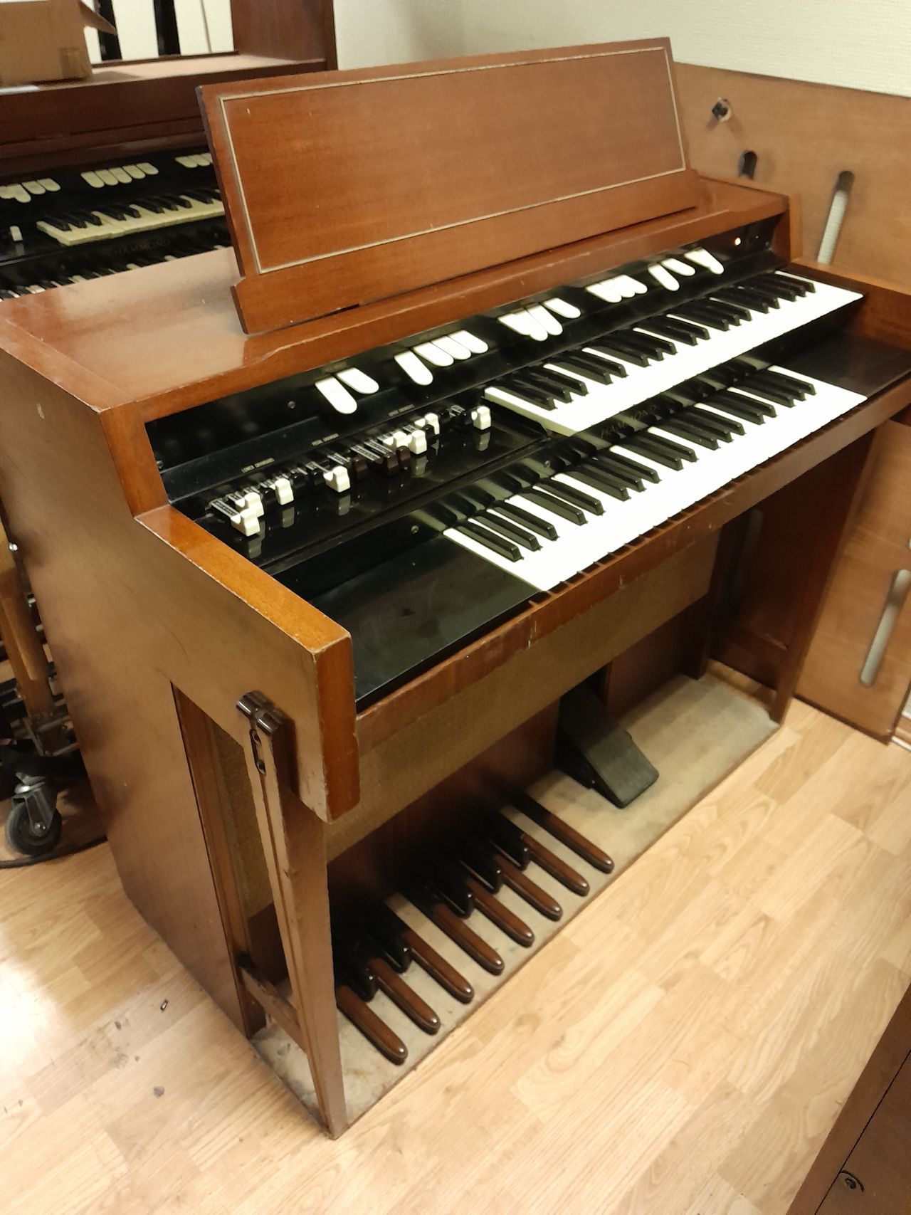 Hammond organ store l100