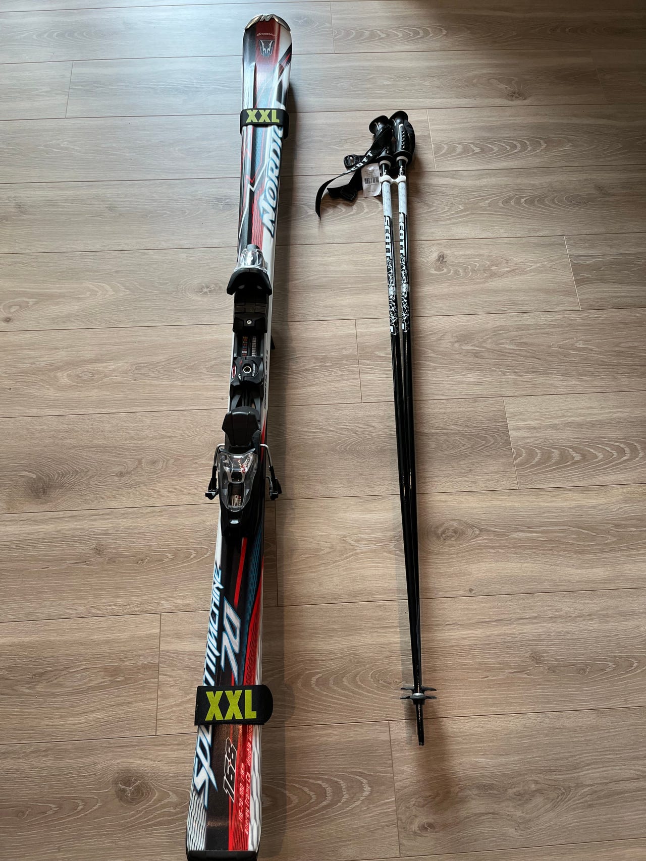 Nordica slalomski med bindinger og staver FINN