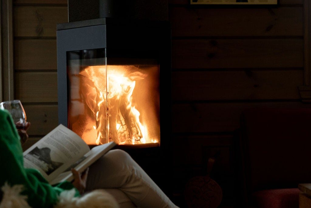 Hytta har peis, og flott bjørkeved ligg lagra i kjelleren Galleribilde