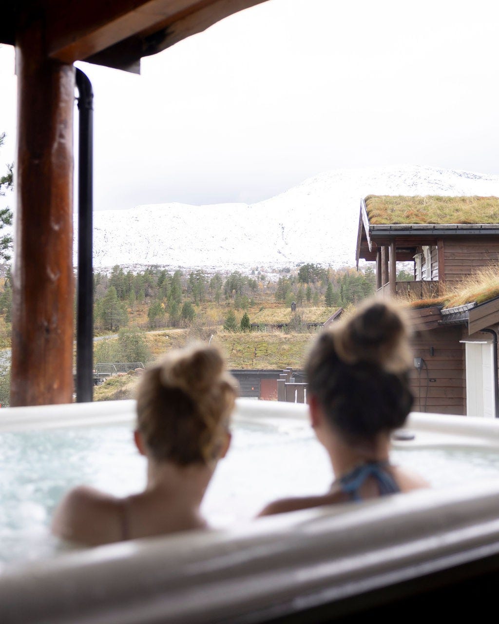 Fra jacuzzien ser du fjella; sjå sporane dine ned eller planlegge neste tur opp? Galleribilde