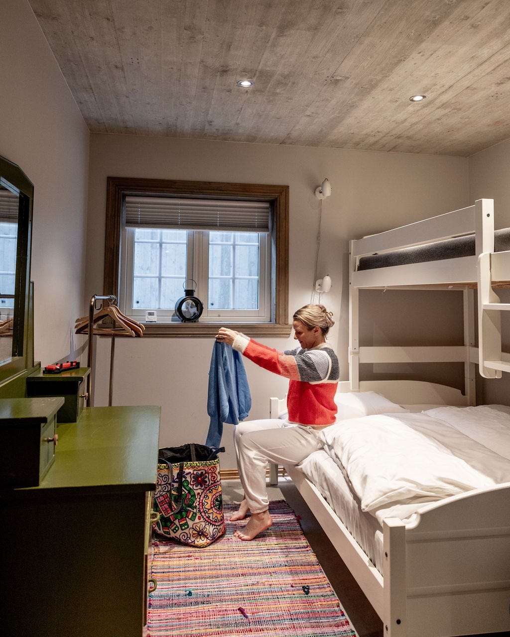 Soverom i første etasje med familiekøye. Sengene har ekstra høgde mellom etasjane, madrass nede er 150 cm og oppe er det 90 cm Galleribilde