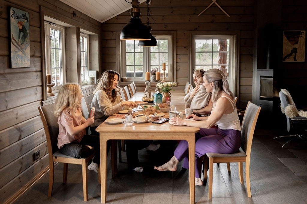 Langbordet har plass til mange, det finns ekstra plater og 18 stoler Galleribilde