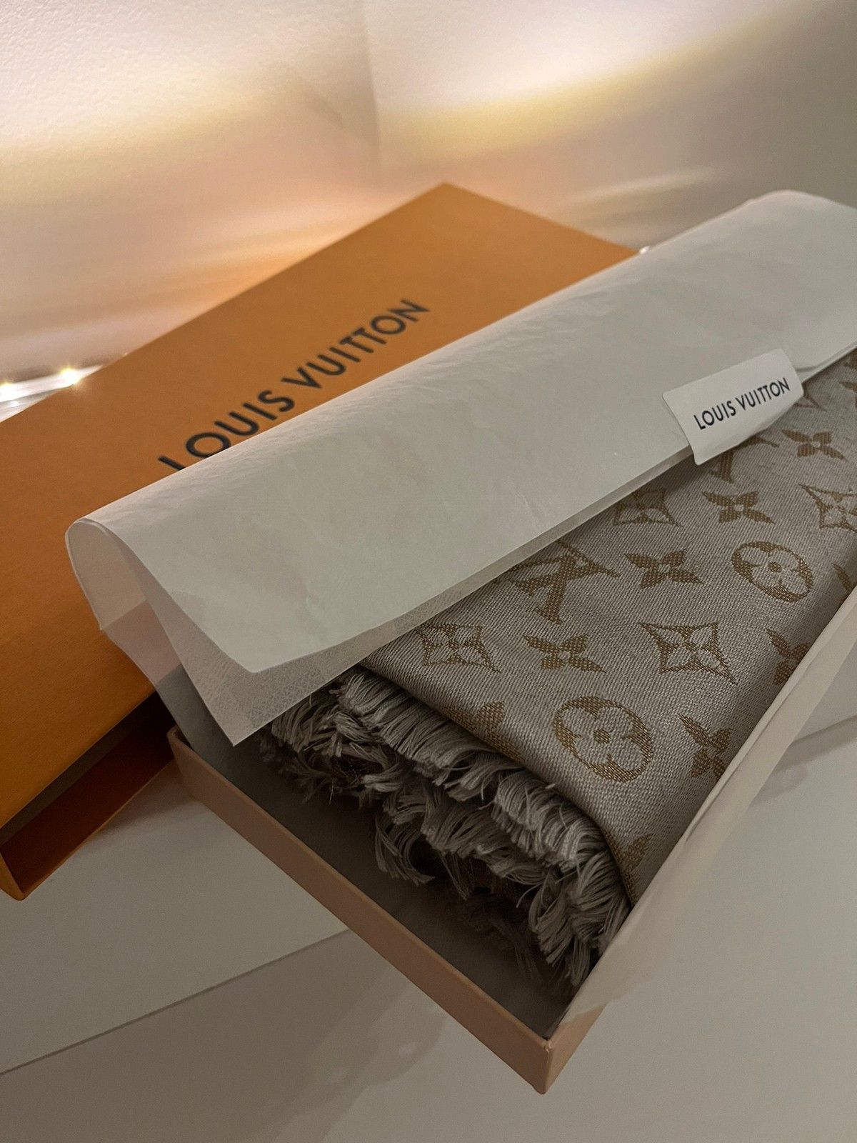 Louis Vuitton: Skjerf i Blekrød nå opp til −35%