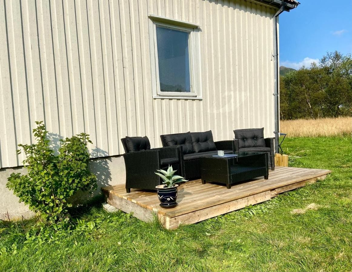 Nymalt husvegg og nybygget, solrik terrasse på sydsiden Galleribilde