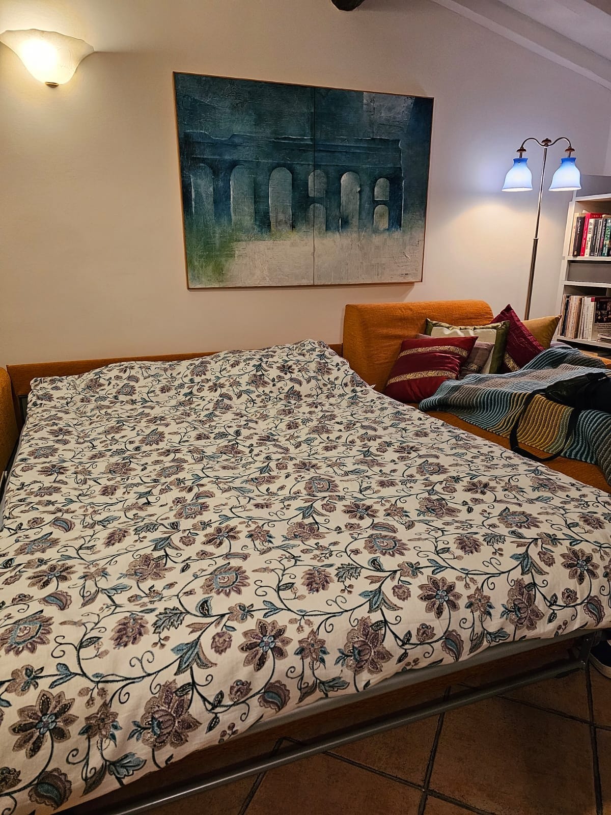 Sovesofa i stuen med plass til to personer Galleribilde