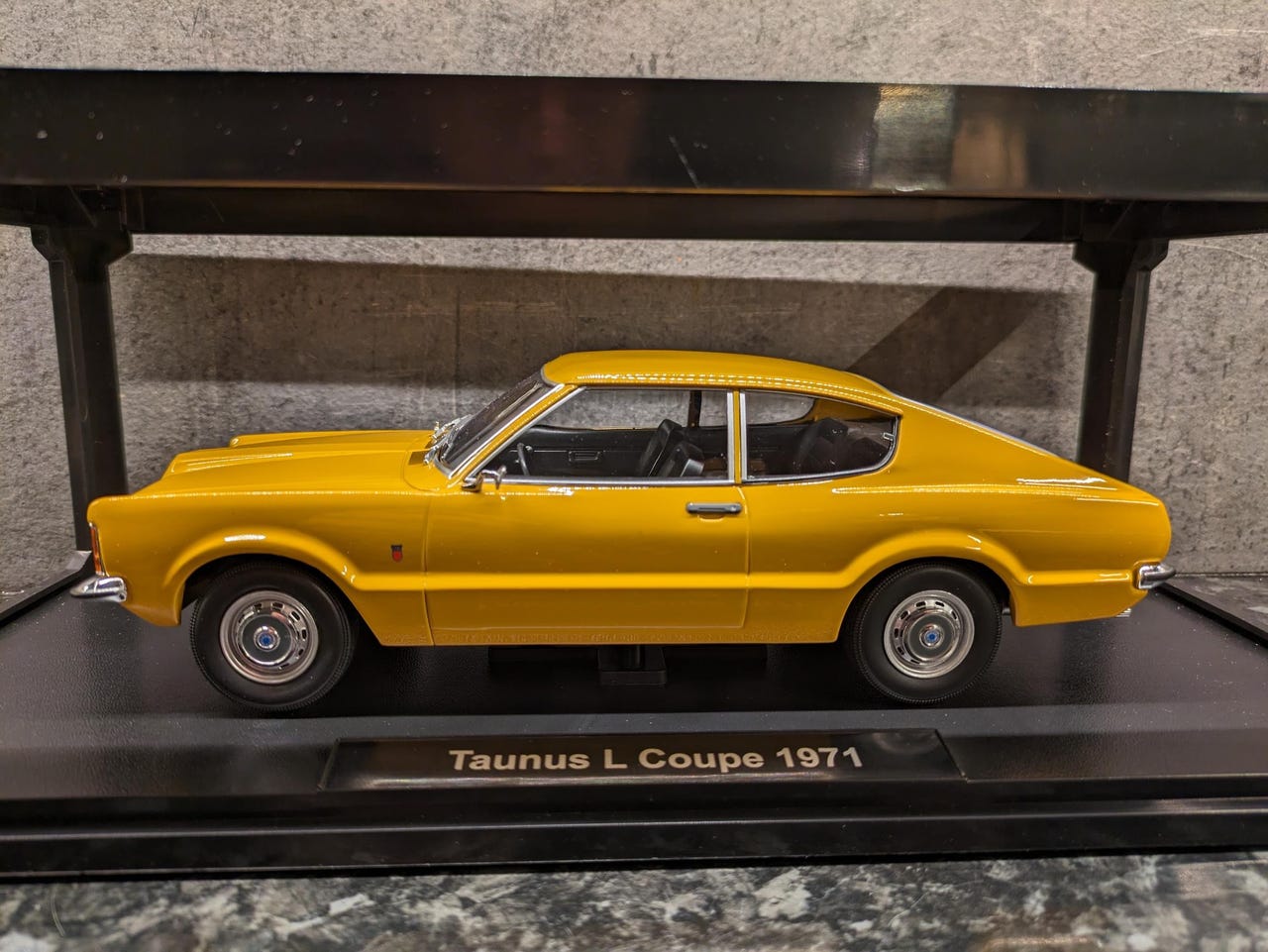 KK Scale 1:18 FORD TAUNUS L COUPE OCHRE ROUND HEADLIGHTS 1971 Diecast Model
