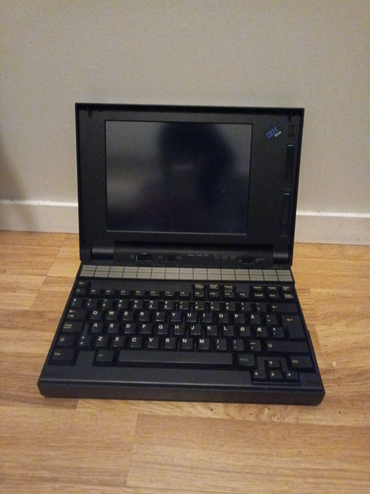 IBM PS 2 NOTE VINTAGE LAPTOP 1991 RETRO FINN