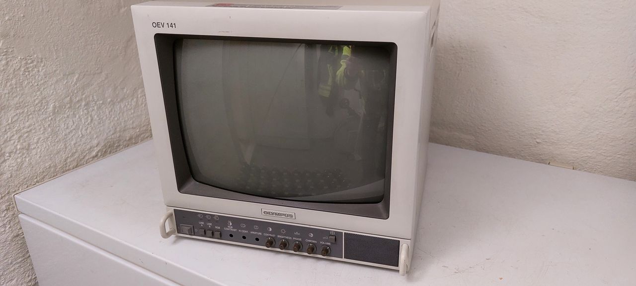 OLYMPUS OEV 141 color crt monitor (Panasonic BT1350Y) | FINN torget