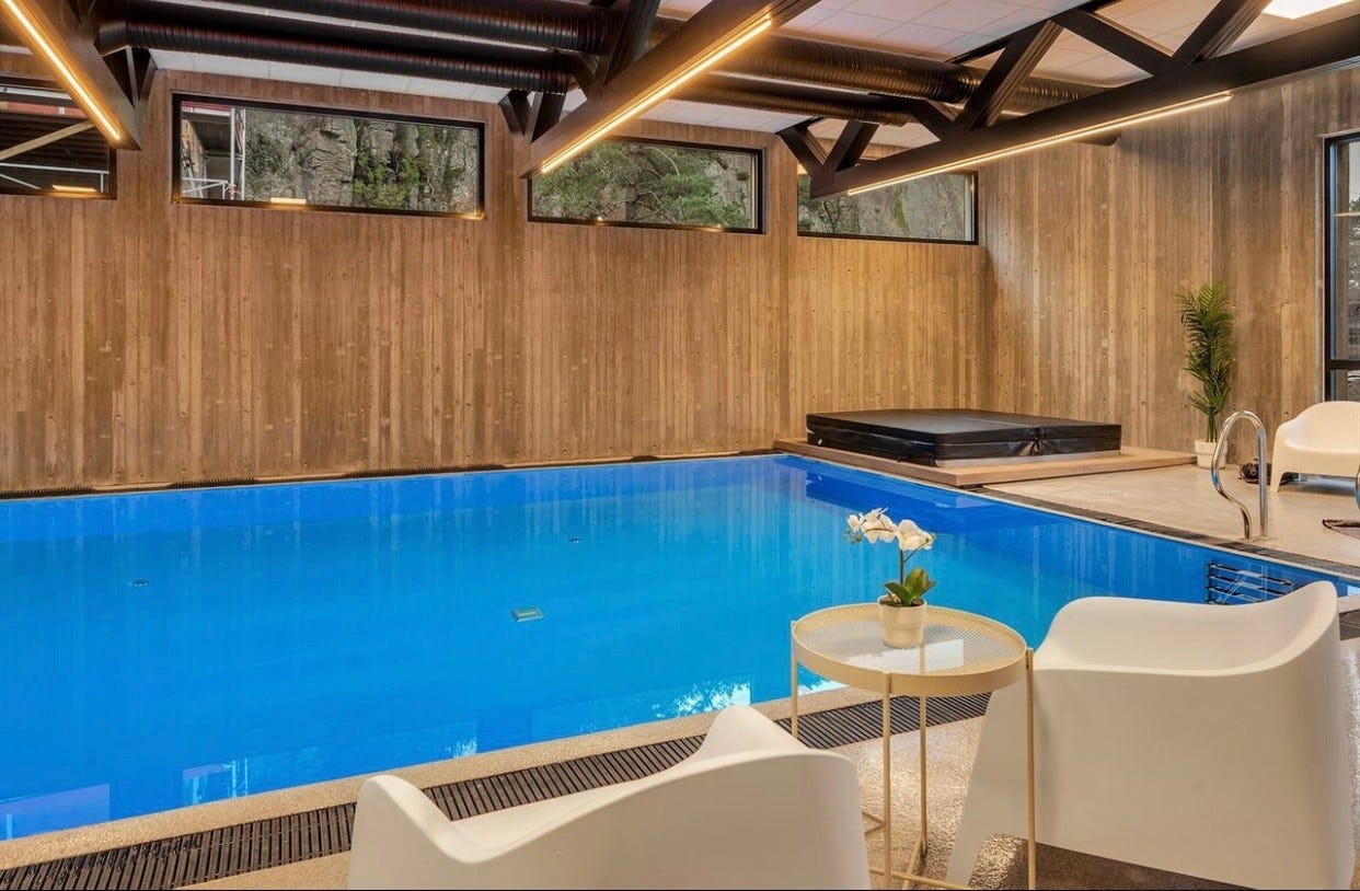 Oppvarmet badebasseng, badstue og boblebad 50 m fra hytta. Galleribilde