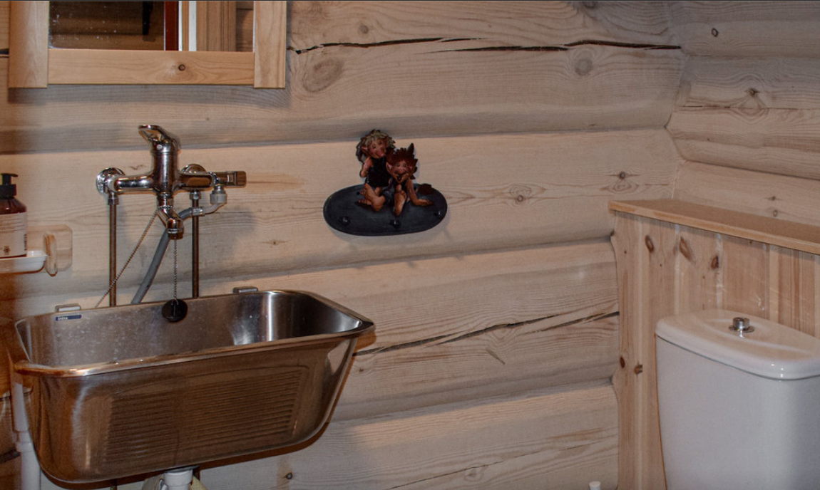 Vaskerom nede med utslagsvask, vaskemaskin og WC Galleribilde