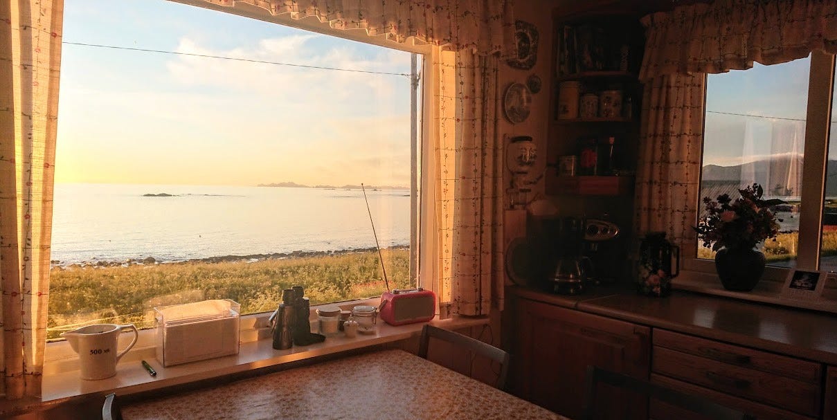 Nattsol i kjøkkenet, og nattradioen har musikk som passer oss nå! Galleribilde